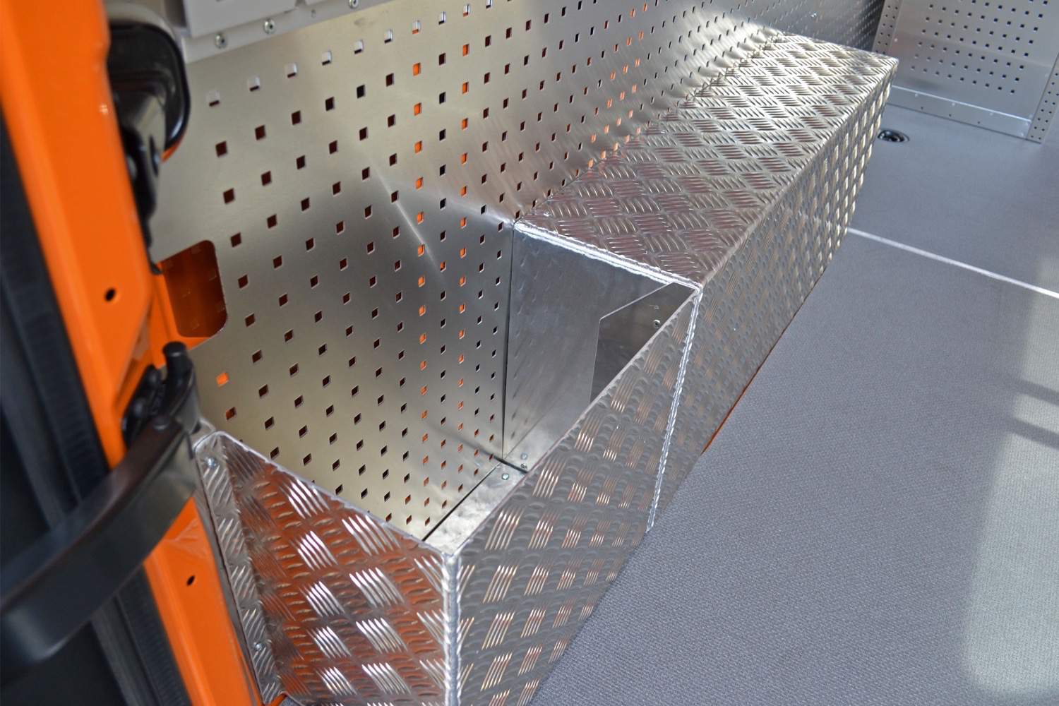 Fahrzeug gepflegt von Wenger AG Basel Abteilung /Individueller Ausbau/ Fahrzeug gepflegt von Wenger AG Basel Abteilung /Individueller Ausbau/