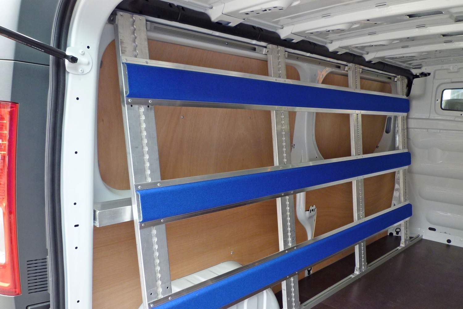 Fahrzeug gepflegt von Wenger AG Basel Abteilung /Ladungssicherung Ausbauten realisiert/ Fahrzeug gepflegt von Wenger AG Basel Abteilung /Ladungssicherung Ausbauten realisiert/