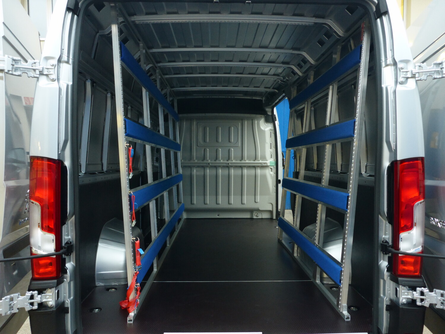 Fahrzeug gepflegt von Wenger AG Basel Abteilung /Ladungssicherung Ausbauten realisiert/ Fahrzeug gepflegt von Wenger AG Basel Abteilung /Ladungssicherung Ausbauten realisiert/