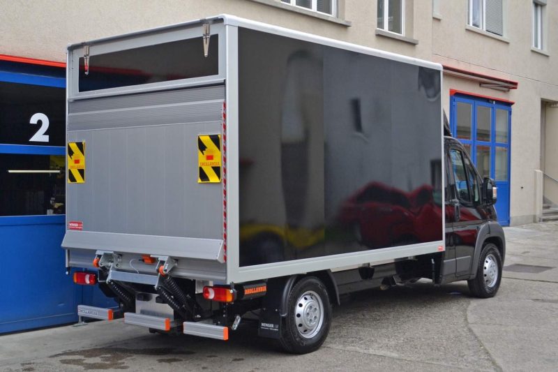 Nutzfahrzeug Peugeot Movano hergestellt von Wenger AG Basel Abteilung Fahrzeugbau/Aufbauten/Koffer