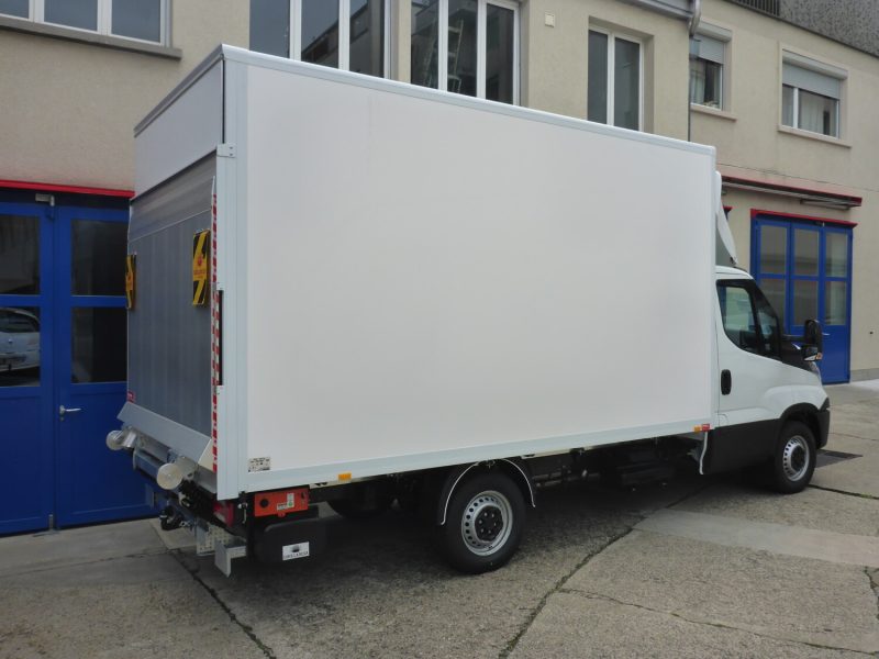 Nutzfahrzeug Iveco Daily hergestellt von Wenger AG Basel Abteilung Fahrzeugbau/Aufbauten/Koffer
