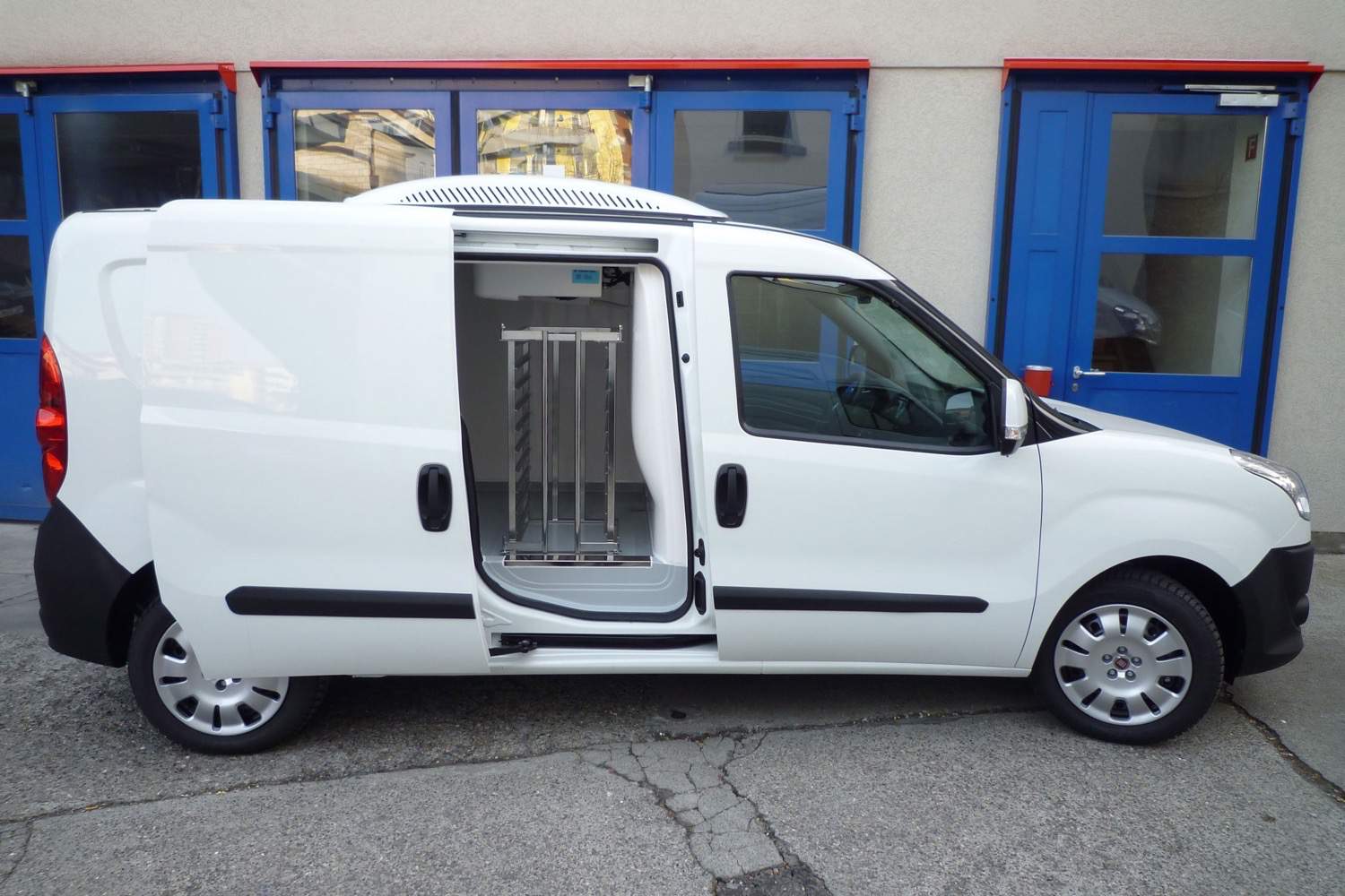 Fahrzeug gepflegt von Wenger AG Basel Abteilung /Kühlausbau/ Fahrzeug gepflegt von Wenger AG Basel Abteilung /Kühlausbau/