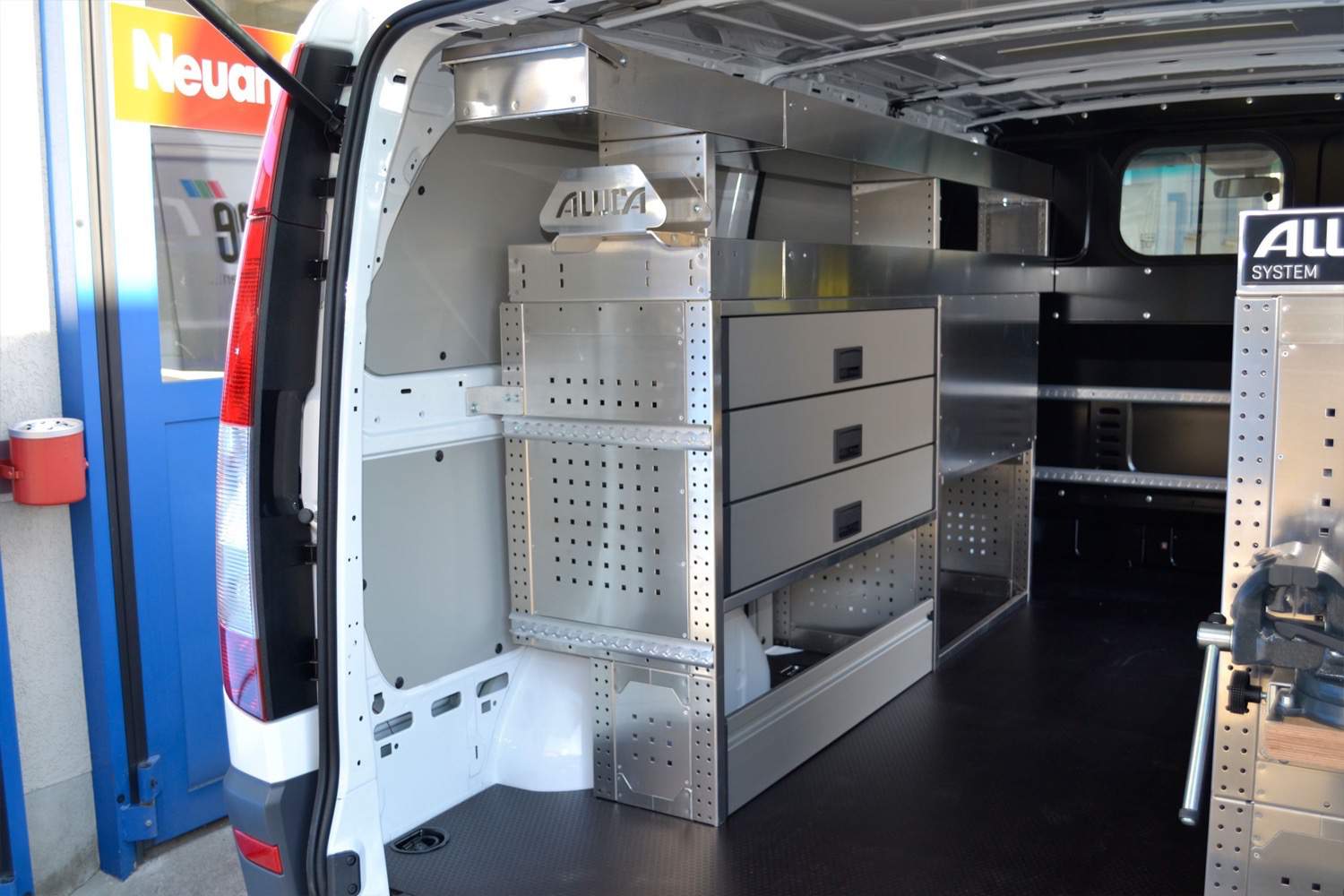 Fahrzeug gepflegt von Wenger AG Basel Abteilung /Regalsysteme/ Fahrzeug gepflegt von Wenger AG Basel Abteilung /Regalsysteme/