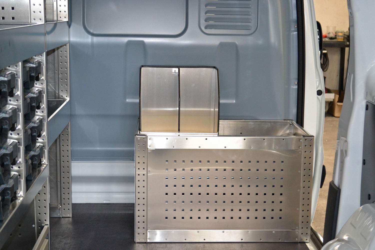 Fahrzeug gepflegt von Wenger AG Basel Abteilung /Regalsysteme/ Fahrzeug gepflegt von Wenger AG Basel Abteilung /Regalsysteme/