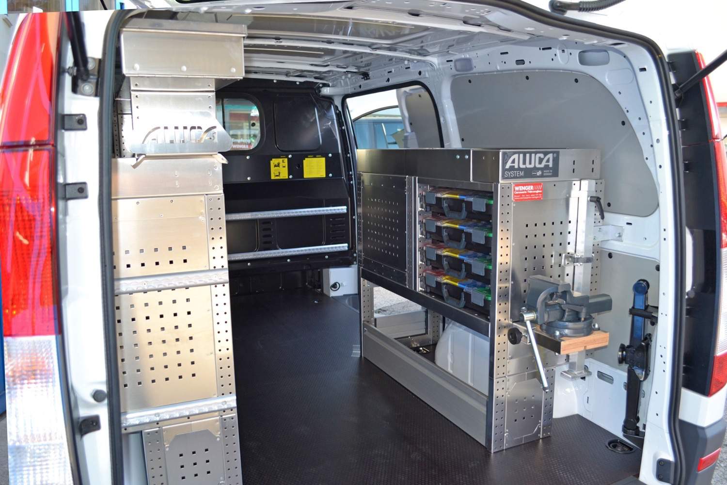 Fahrzeug gepflegt von Wenger AG Basel Abteilung /Regalsysteme/ Fahrzeug gepflegt von Wenger AG Basel Abteilung /Regalsysteme/