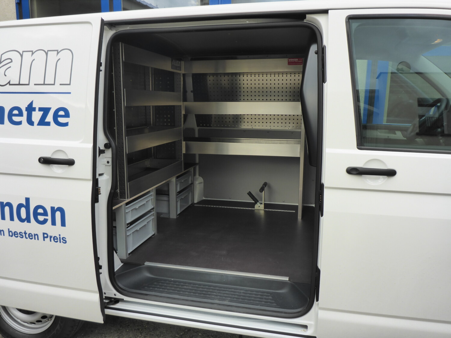 Fahrzeug gepflegt von Wenger AG Basel Abteilung /Individueller Ausbau/ Fahrzeug gepflegt von Wenger AG Basel Abteilung /Individueller Ausbau/