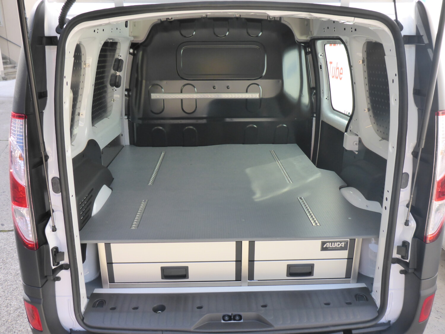 Fahrzeug gepflegt von Wenger AG Basel Abteilung /Individueller Ausbau/ Fahrzeug gepflegt von Wenger AG Basel Abteilung /Individueller Ausbau/