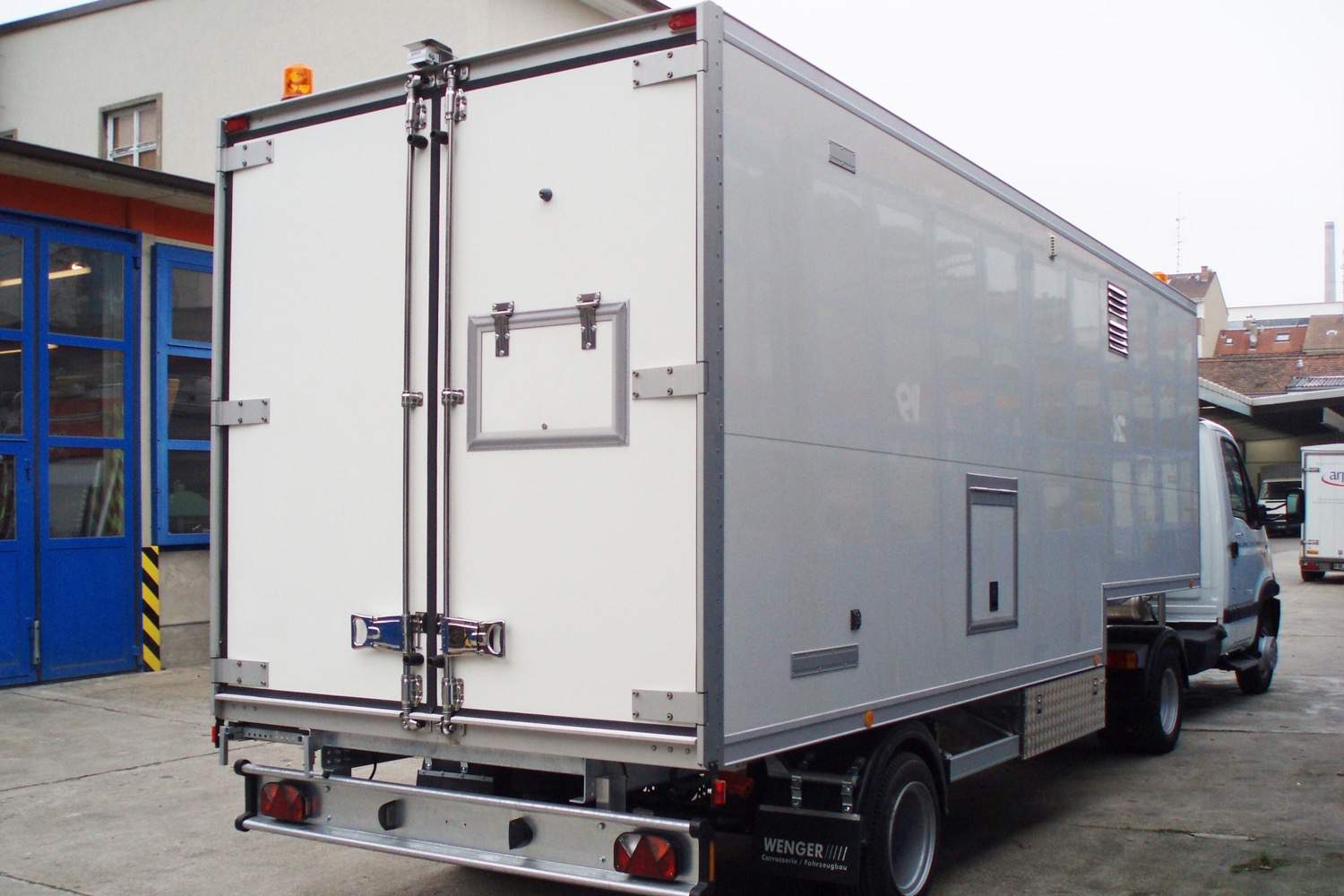 Fahrzeug gepflegt von Wenger AG Basel Abteilung /Sattelanhänger/ Fahrzeug gepflegt von Wenger AG Basel Abteilung /Sattelanhänger/