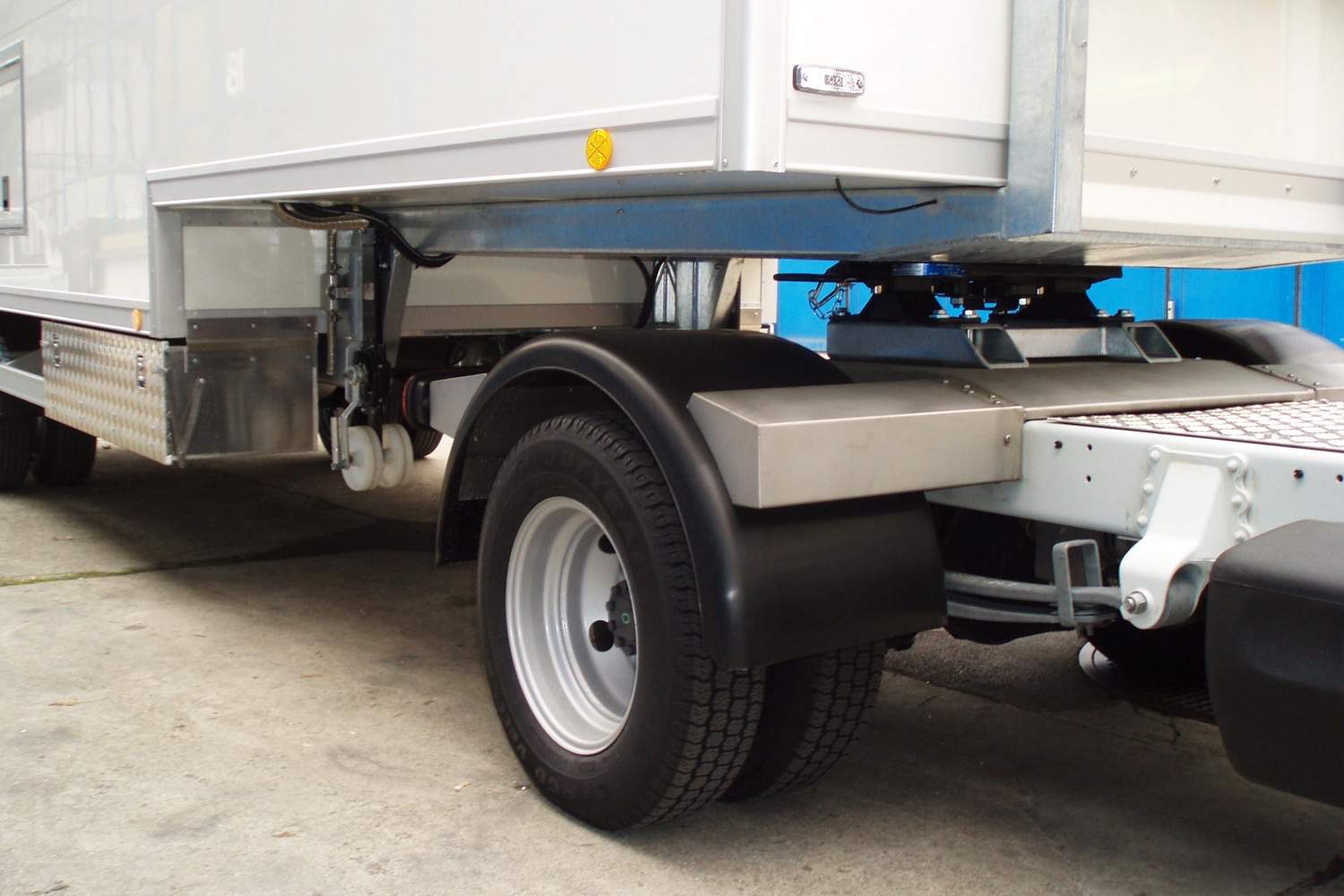 Fahrzeug gepflegt von Wenger AG Basel Abteilung /Sattelanhänger/ Fahrzeug gepflegt von Wenger AG Basel Abteilung /Sattelanhänger/