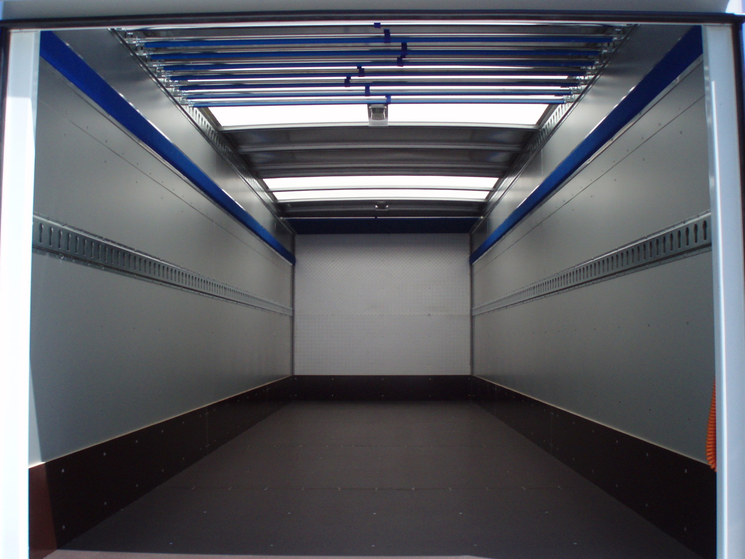 Fahrzeug gepflegt von Wenger AG Basel Abteilung /Sattelanhänger/ Fahrzeug gepflegt von Wenger AG Basel Abteilung /Sattelanhänger/