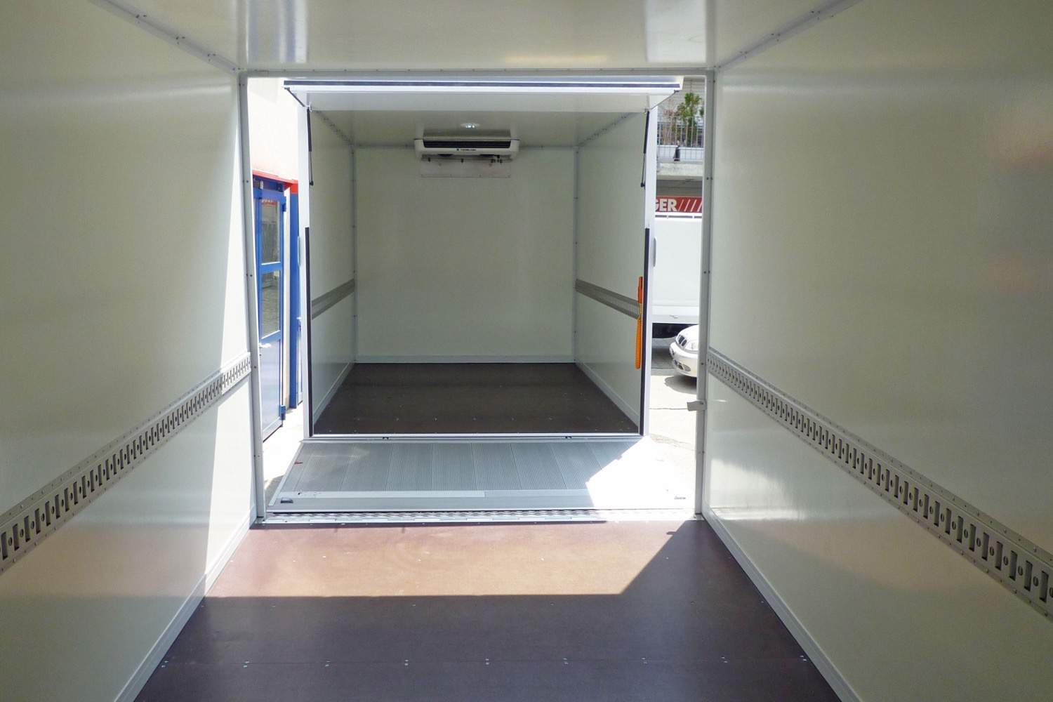 Fahrzeug gepflegt von Wenger AG Basel Abteilung /Spezialanhänger/ Fahrzeug gepflegt von Wenger AG Basel Abteilung /Spezialanhänger/