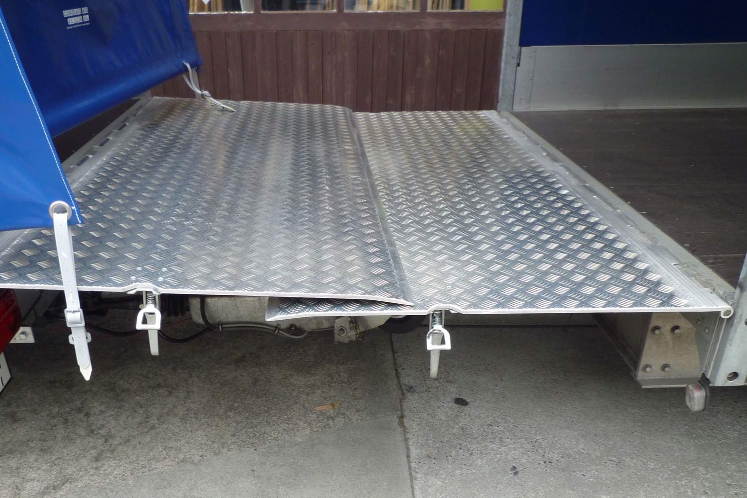 Fahrzeug gepflegt von Wenger AG Basel Abteilung /Spezialanhänger/ Fahrzeug gepflegt von Wenger AG Basel Abteilung /Spezialanhänger/