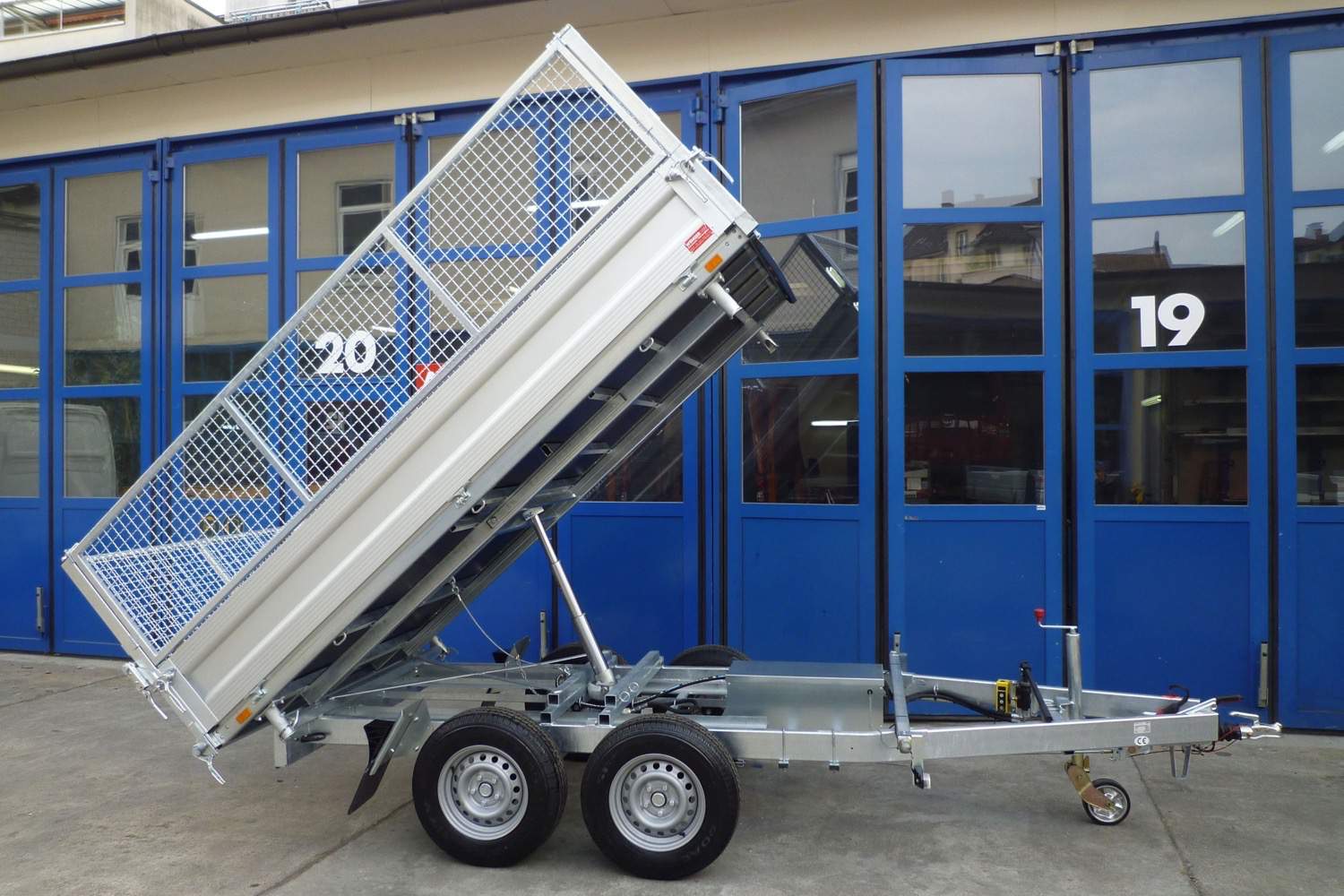 Fahrzeug gepflegt von Wenger AG Basel Abteilung /Standardanhänger/ Fahrzeug gepflegt von Wenger AG Basel Abteilung /Standardanhänger/