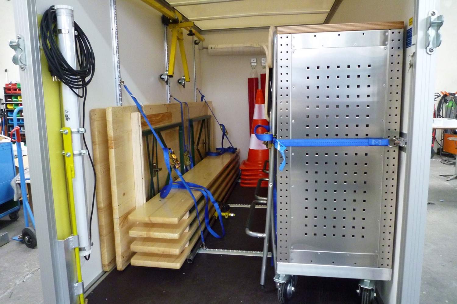 Fahrzeug gepflegt von Wenger AG Basel Abteilung /Standardanhänger/ Fahrzeug gepflegt von Wenger AG Basel Abteilung /Standardanhänger/