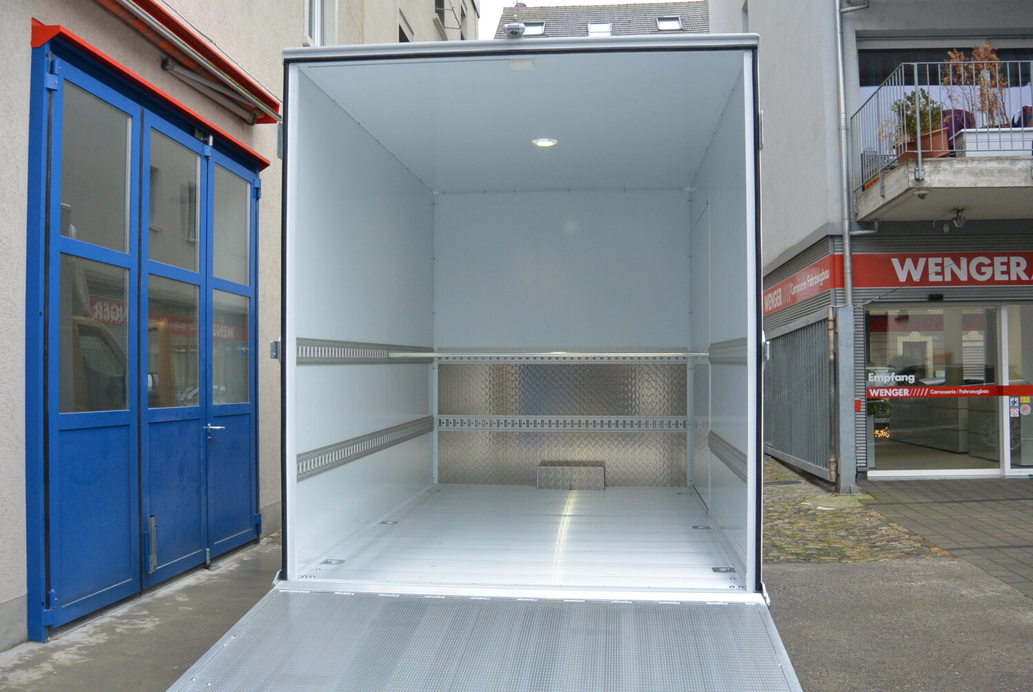 Fahrzeug gepflegt von Wenger AG Basel Abteilung /Ladungssicherung Aufbauten realisiert/ Fahrzeug gepflegt von Wenger AG Basel Abteilung /Ladungssicherung Aufbauten realisiert/