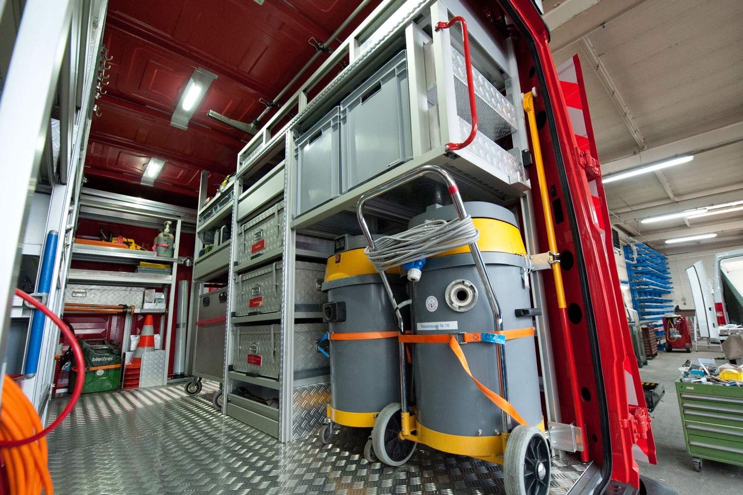 Fahrzeug gepflegt von Wenger AG Basel Abteilung /Individueller Ausbau/ Fahrzeug gepflegt von Wenger AG Basel Abteilung /Individueller Ausbau/