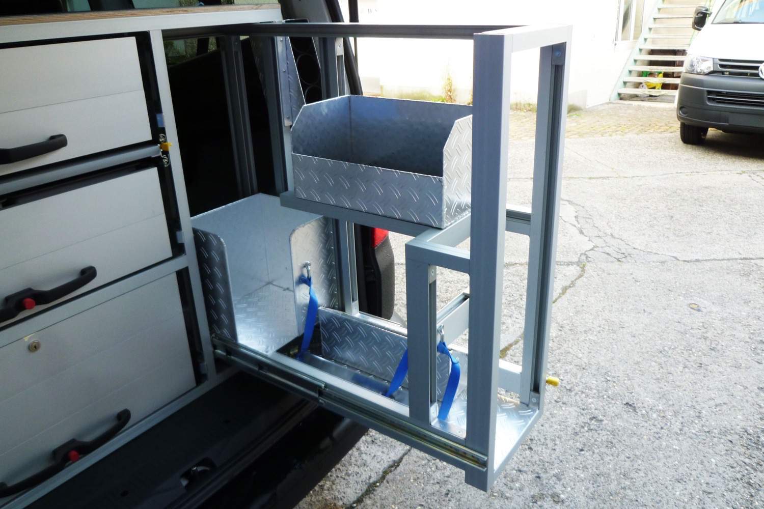 Fahrzeug gepflegt von Wenger AG Basel Abteilung /Individueller Ausbau/ Fahrzeug gepflegt von Wenger AG Basel Abteilung /Individueller Ausbau/