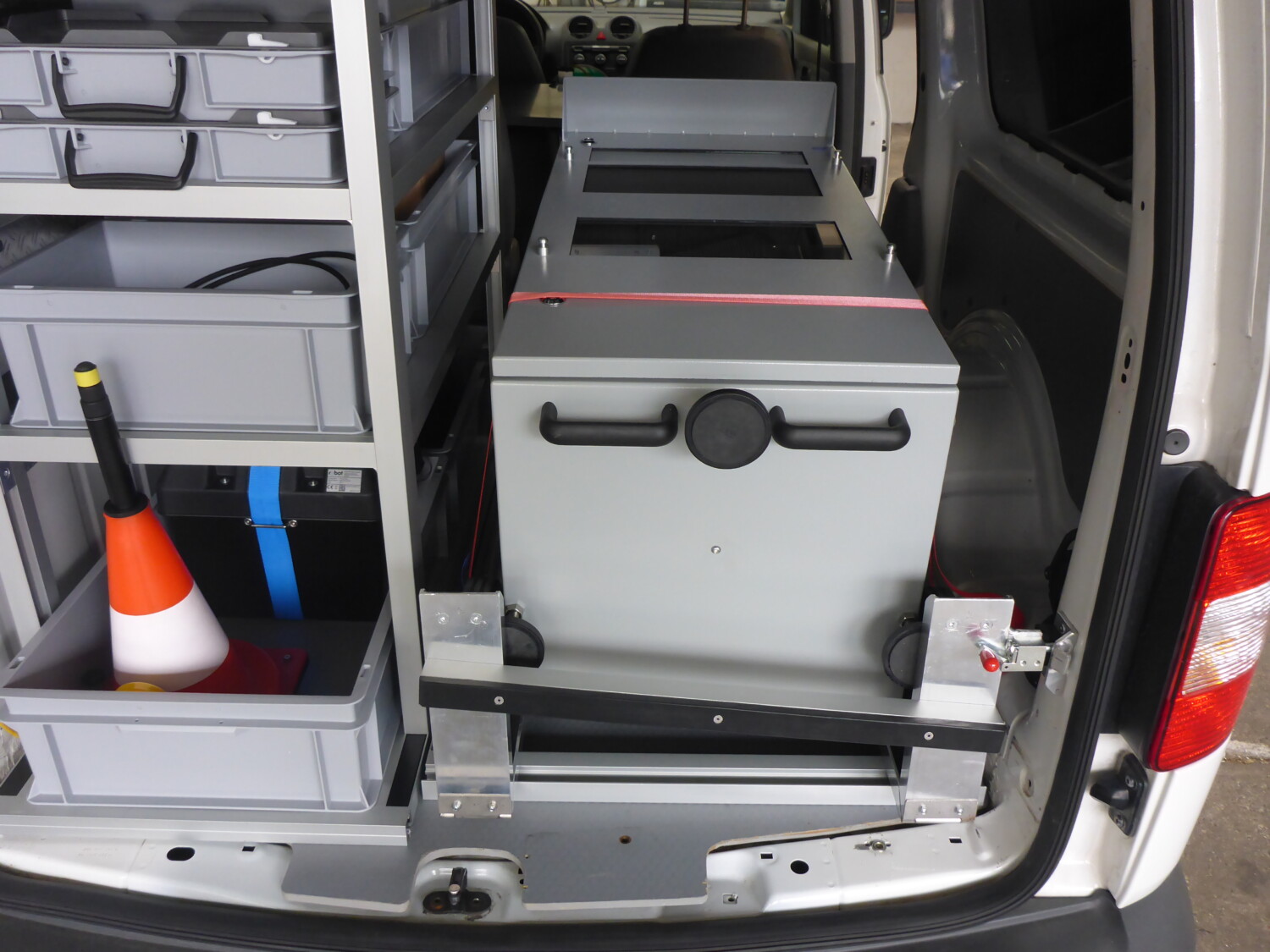 Fahrzeug gepflegt von Wenger AG Basel Abteilung /Individueller Ausbau/ Fahrzeug gepflegt von Wenger AG Basel Abteilung /Individueller Ausbau/