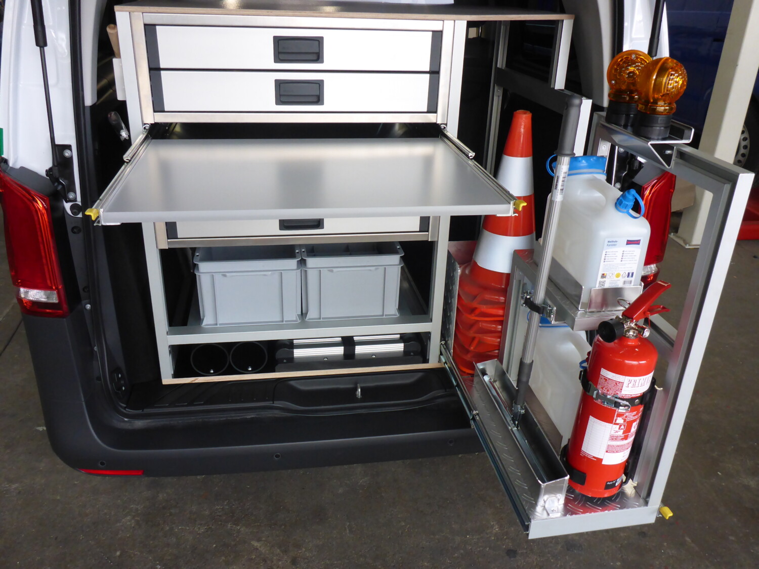 Fahrzeug gepflegt von Wenger AG Basel Abteilung /Individueller Ausbau/ Fahrzeug gepflegt von Wenger AG Basel Abteilung /Individueller Ausbau/