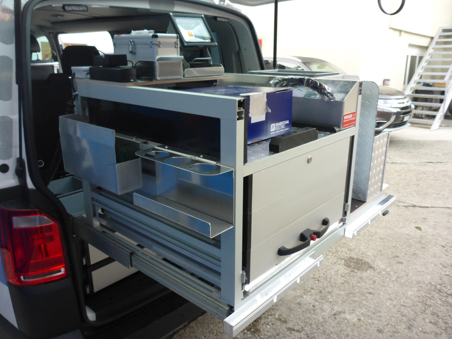 Fahrzeug gepflegt von Wenger AG Basel Abteilung /Individueller Ausbau/ Fahrzeug gepflegt von Wenger AG Basel Abteilung /Individueller Ausbau/