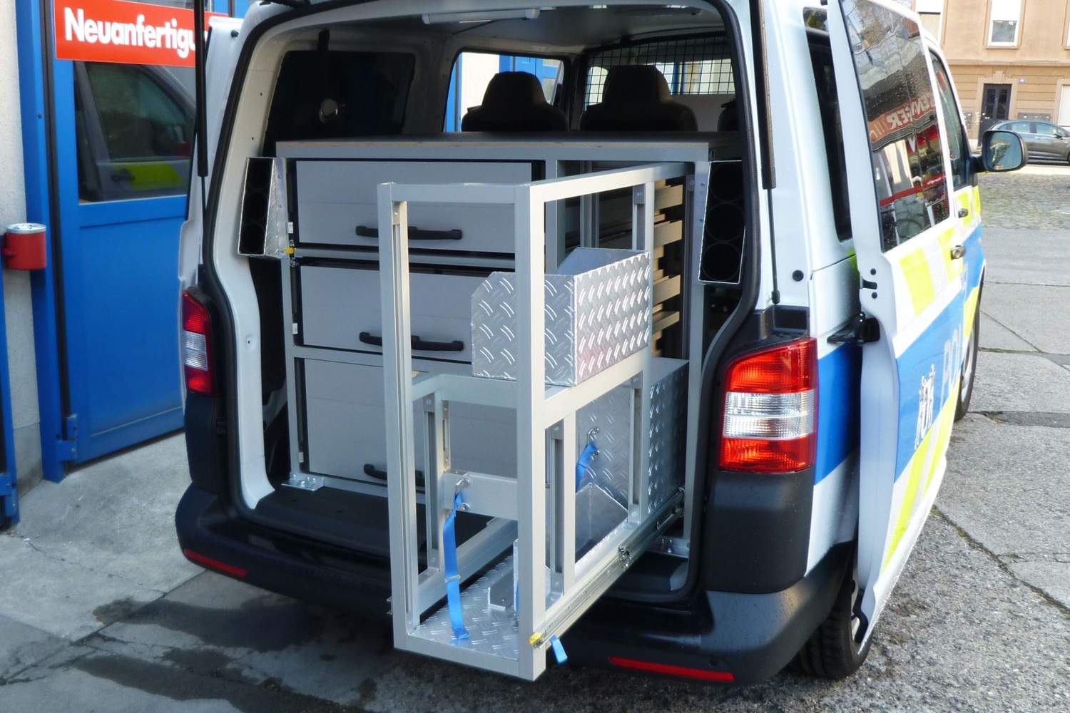 Fahrzeug gepflegt von Wenger AG Basel Abteilung /Individueller Ausbau/ Fahrzeug gepflegt von Wenger AG Basel Abteilung /Individueller Ausbau/