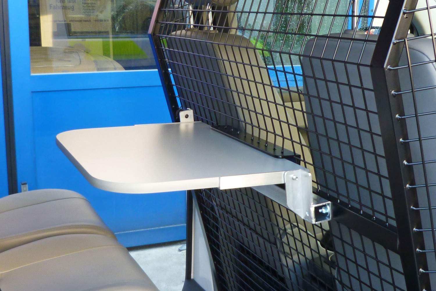 Fahrzeug gepflegt von Wenger AG Basel Abteilung /Individueller Ausbau/ Fahrzeug gepflegt von Wenger AG Basel Abteilung /Individueller Ausbau/