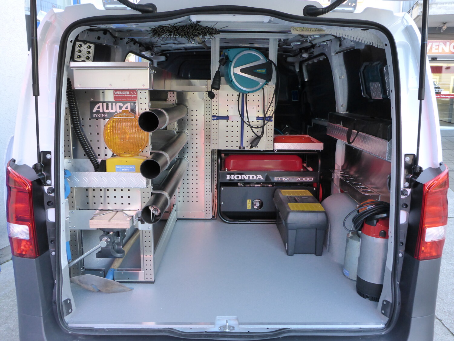 Fahrzeug gepflegt von Wenger AG Basel Abteilung /Individueller Ausbau/ Fahrzeug gepflegt von Wenger AG Basel Abteilung /Individueller Ausbau/