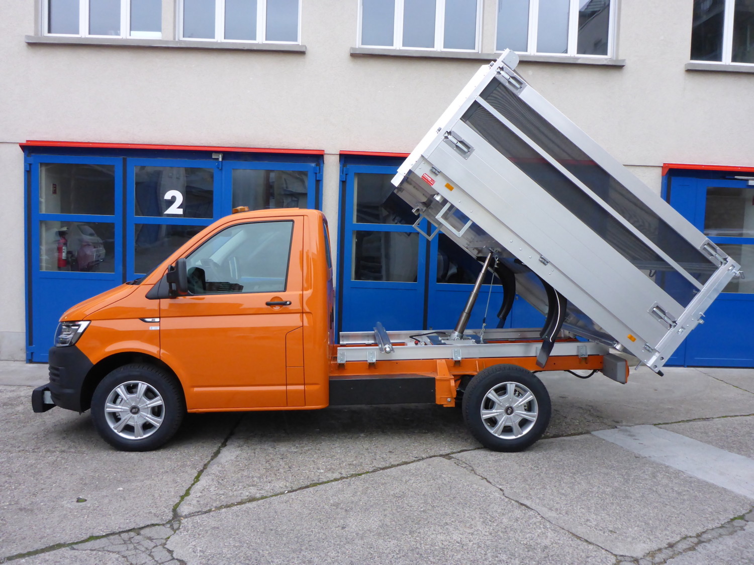 Fahrzeug gepflegt von Wenger AG Basel Abteilung /Kipper/ Fahrzeug gepflegt von Wenger AG Basel Abteilung /Kipper/