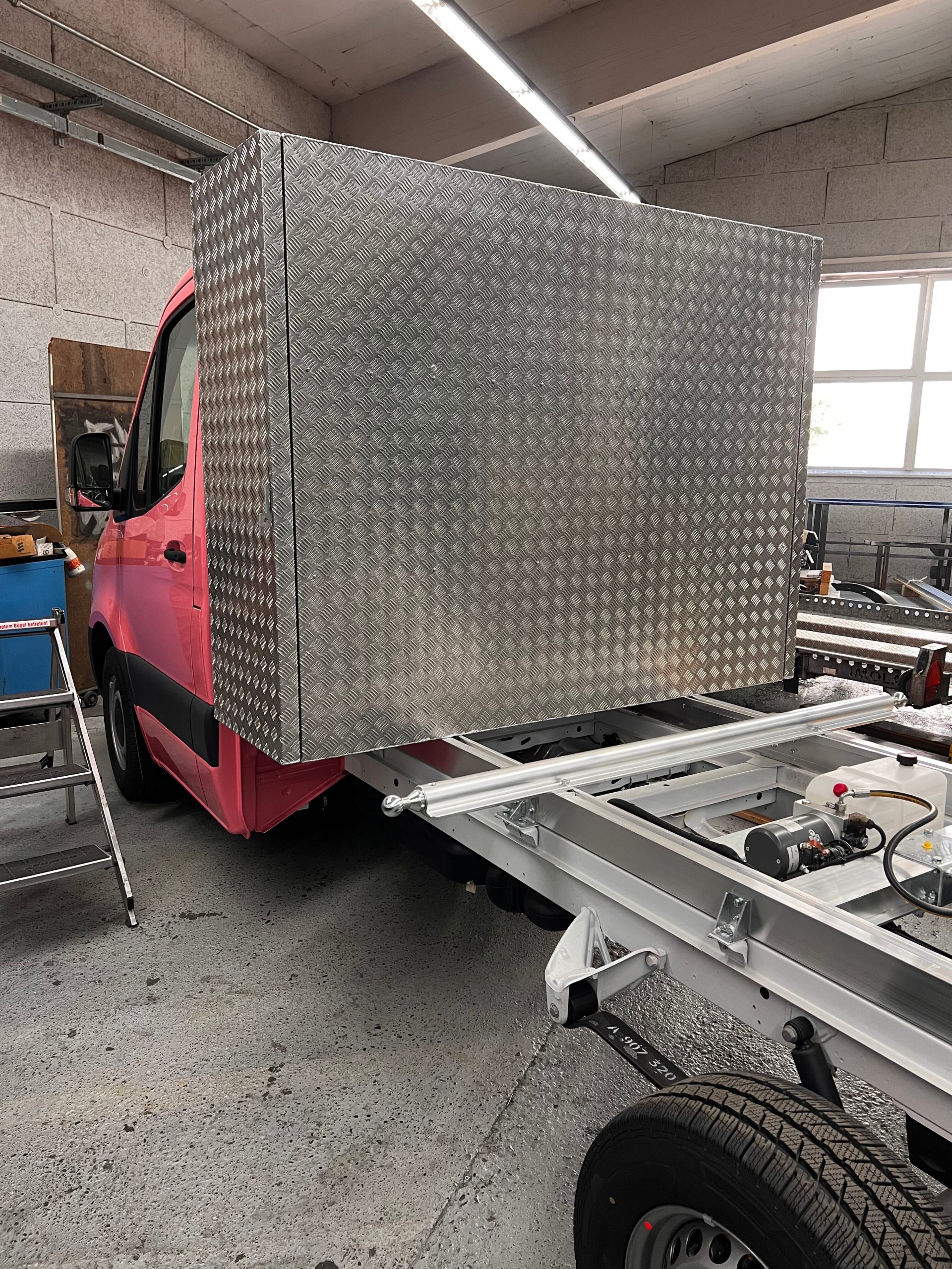 Fahrzeug gepflegt von Wenger AG Basel Abteilung Zubehör - Produkte/Koffer/ Fahrzeug gepflegt von Wenger AG Basel Abteilung Zubehör - Produkte/Koffer/