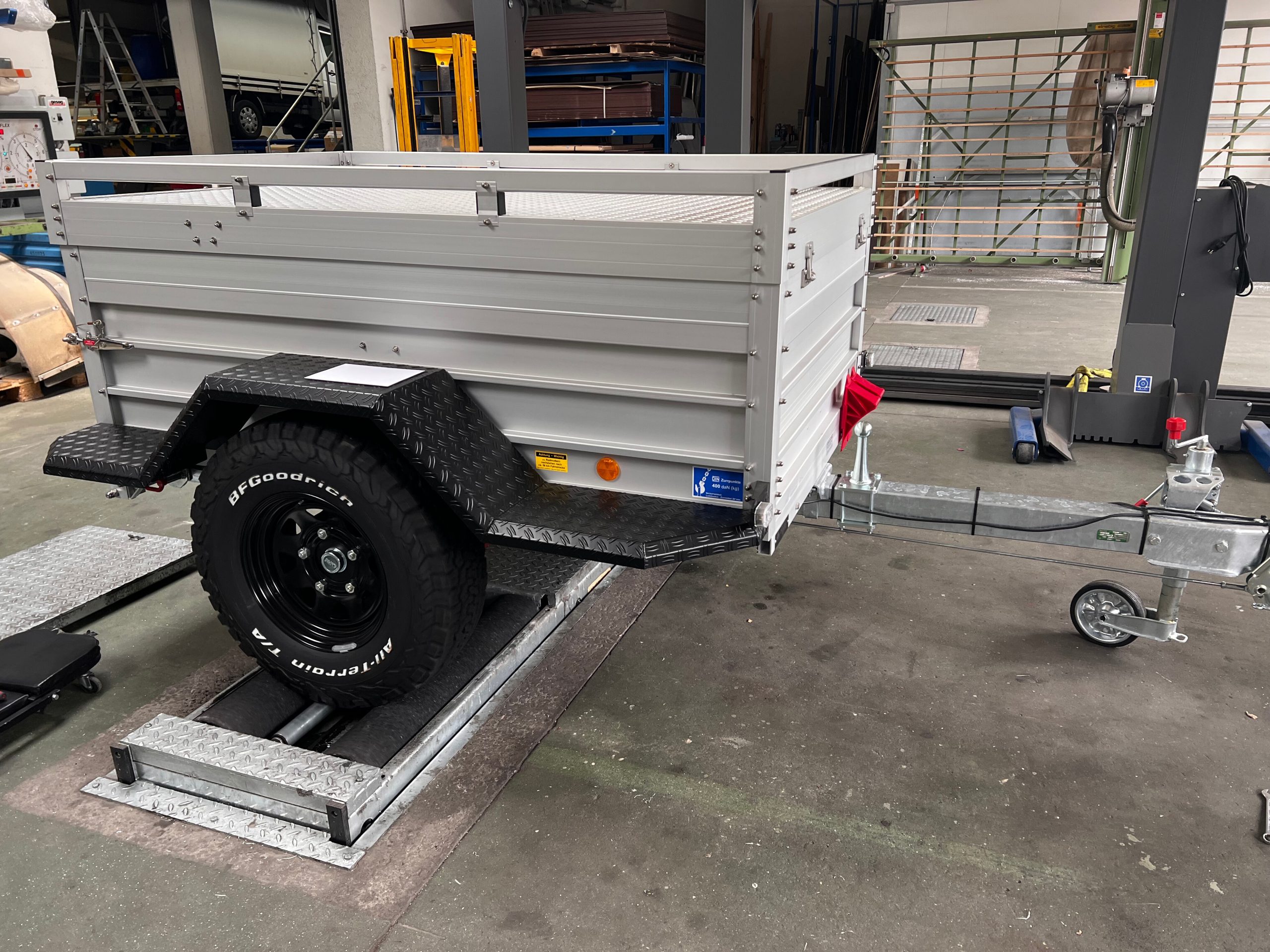 Fahrzeug gepflegt von Wenger AG Basel Abteilung /Anhänger/ Fahrzeug gepflegt von Wenger AG Basel Abteilung /Anhänger/