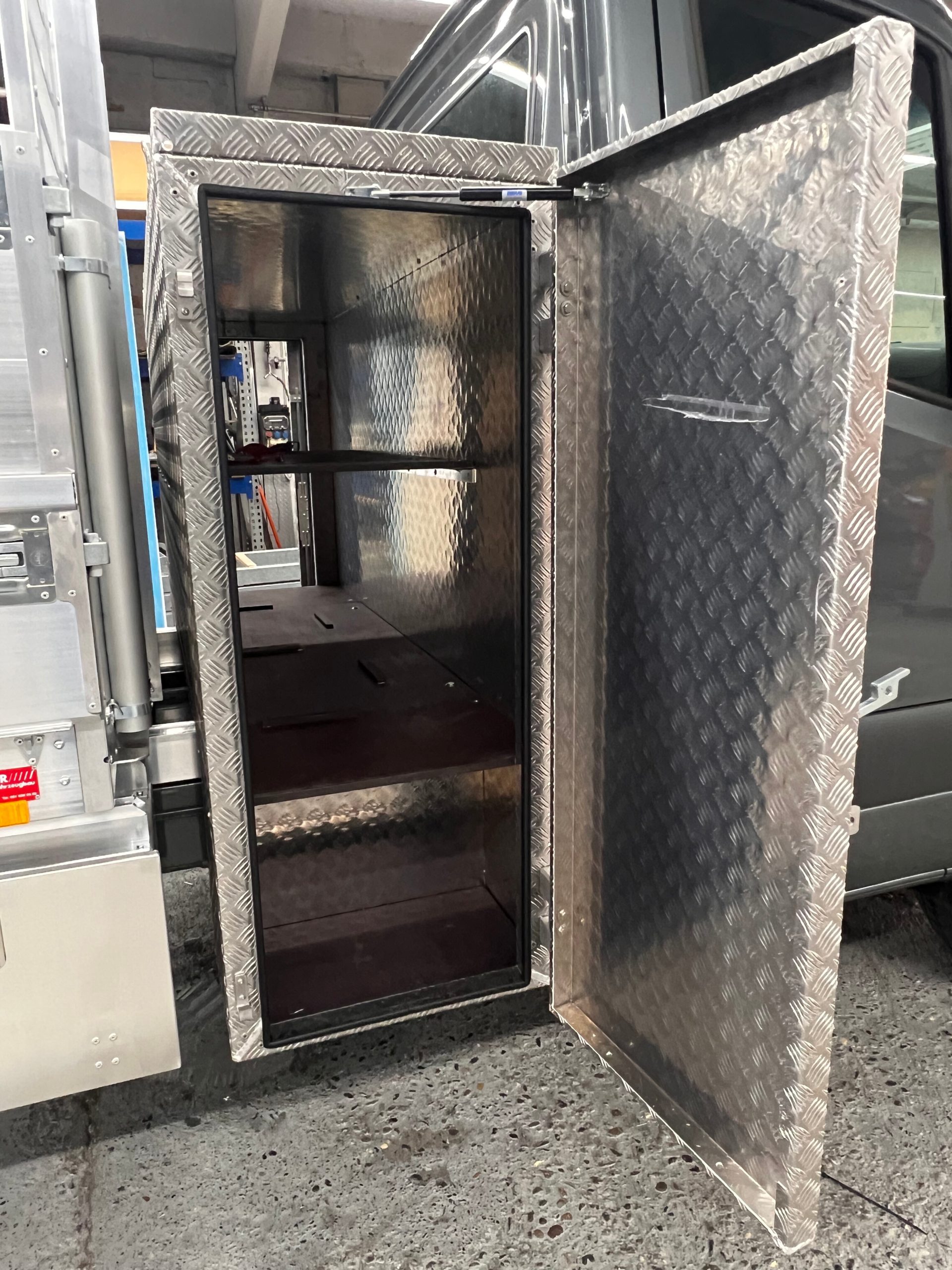 Fahrzeug gepflegt von Wenger AG Basel Abteilung /Zubehör - Produkte/ Fahrzeug gepflegt von Wenger AG Basel Abteilung /Zubehör - Produkte/