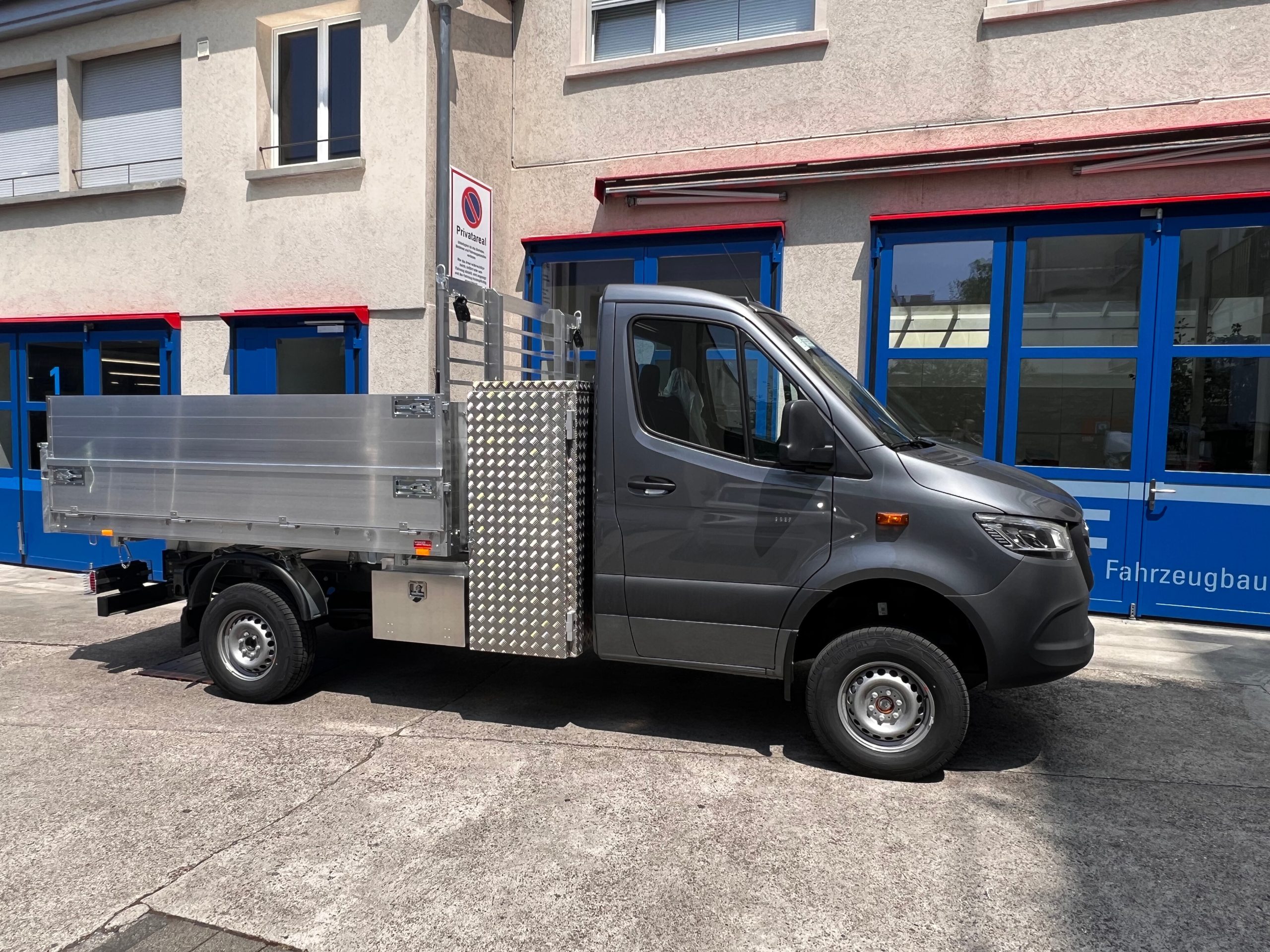 Fahrzeug gepflegt von Wenger AG Basel Abteilung Kipper/Aufbauten/ Fahrzeug gepflegt von Wenger AG Basel Abteilung Kipper/Aufbauten/