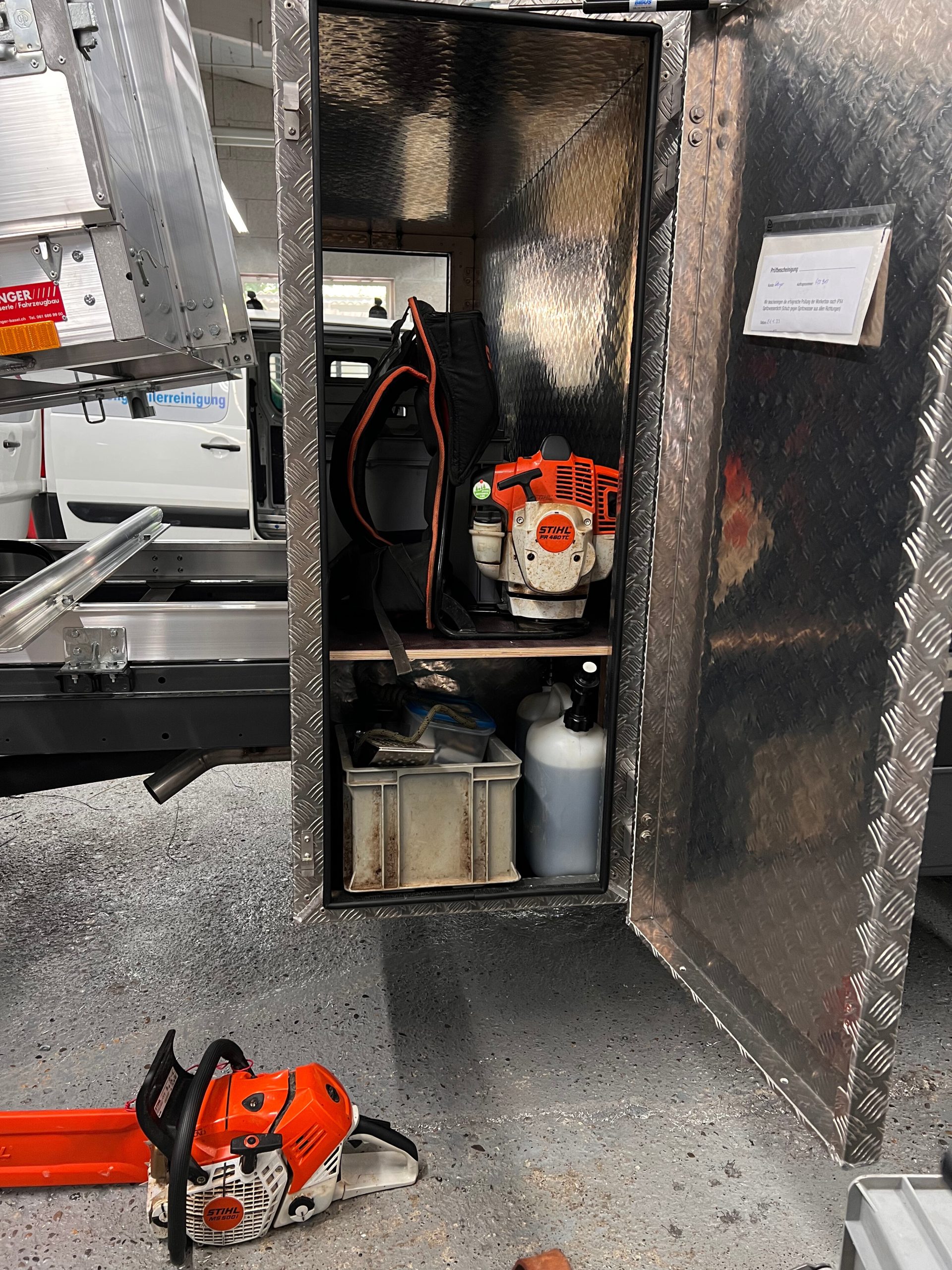 Fahrzeug gepflegt von Wenger AG Basel Abteilung /Zubehör - Produkte/ Fahrzeug gepflegt von Wenger AG Basel Abteilung /Zubehör - Produkte/