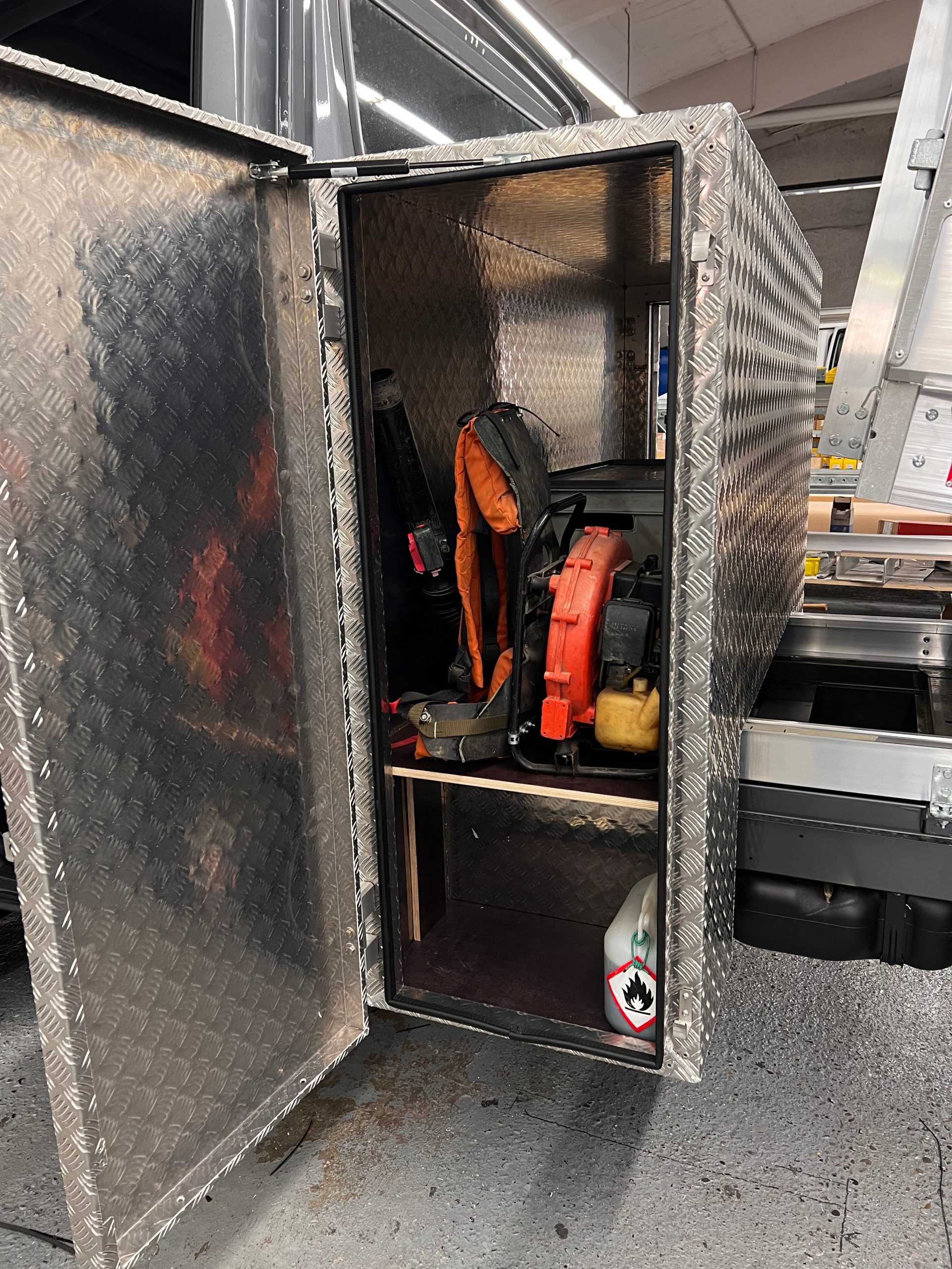 Fahrzeug gepflegt von Wenger AG Basel Abteilung /Zubehör - Produkte/ Fahrzeug gepflegt von Wenger AG Basel Abteilung /Zubehör - Produkte/