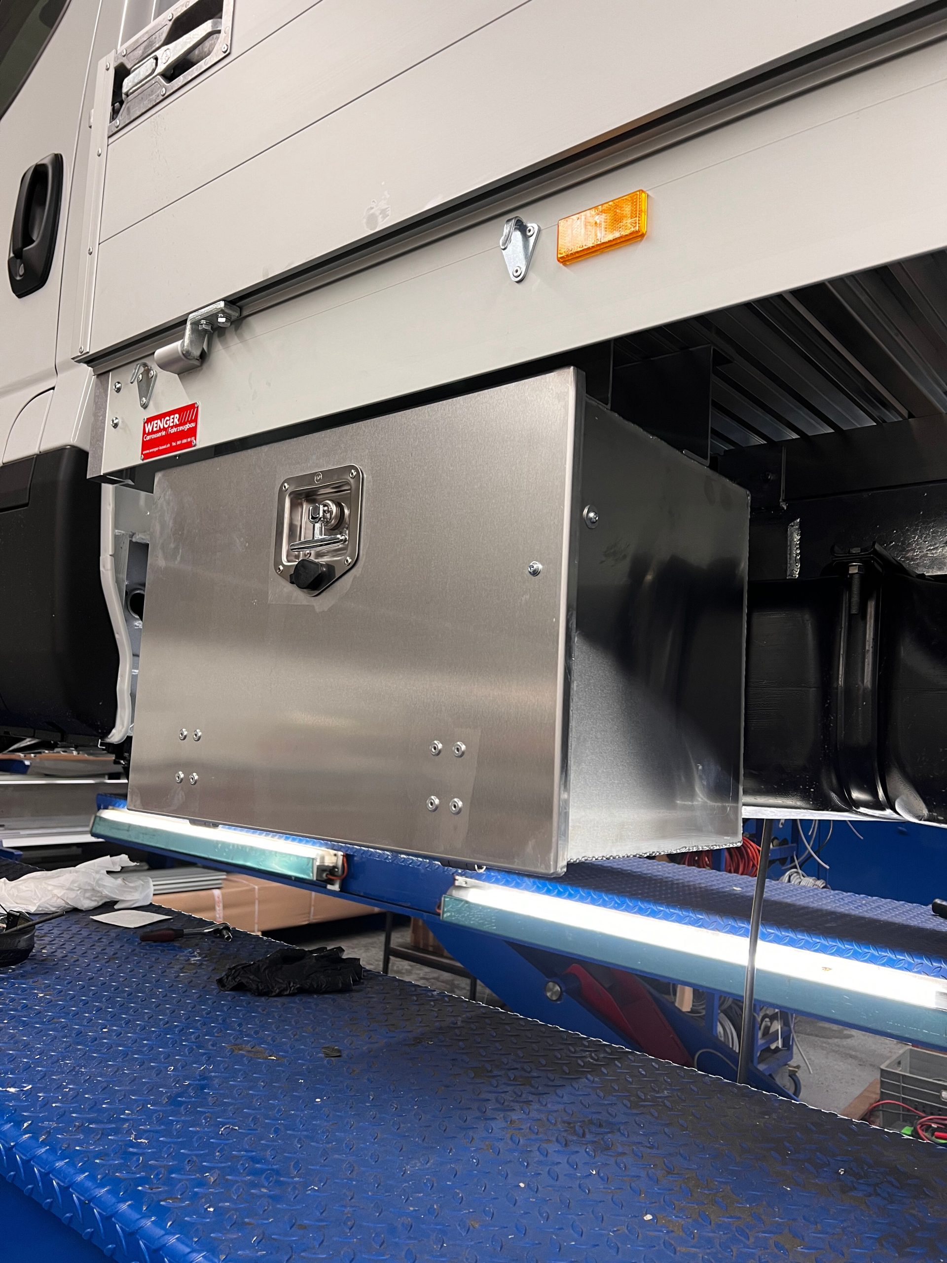 Fahrzeug gepflegt von Wenger AG Basel Abteilung /Zubehör - Produkte/ Fahrzeug gepflegt von Wenger AG Basel Abteilung /Zubehör - Produkte/