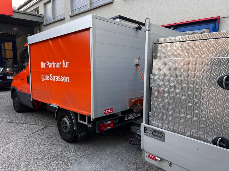 Nutzfahrzeug Iveco Daily hergestellt von Wenger AG Basel Abteilung Aufbauten/Anhänger/Fahrzeugbau
