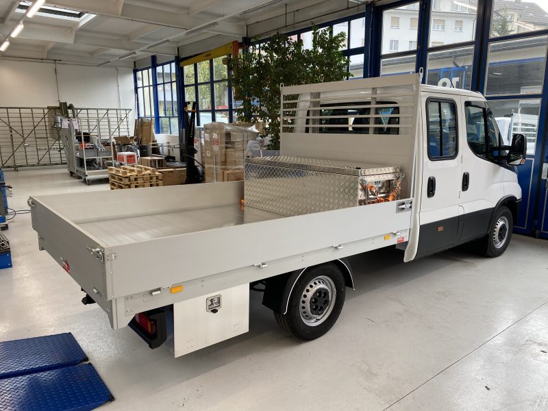 Nutzfahrzeug Iveco Daily hergestellt von Wenger AG Basel Abteilung Pritsche/Aufbauten/Werkzeugkiste