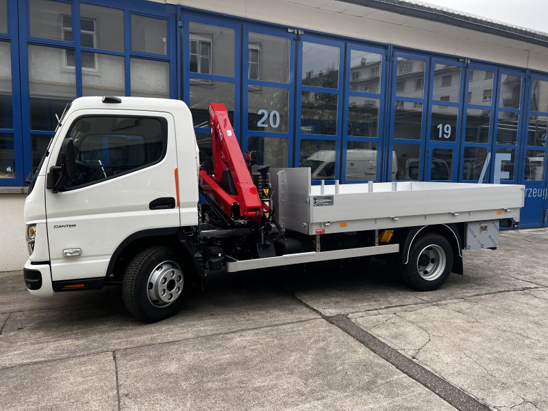 Véhicule utilitaire Mitsubishi Fuso Canter fabriqué par Wenger AG Bâle, département Kran/Aufbauten/Pritsche Véhicule utilitaire Mitsubishi Fuso Canter fabriqué par Wenger AG Bâle, département Kran/Aufbauten/Pritsche