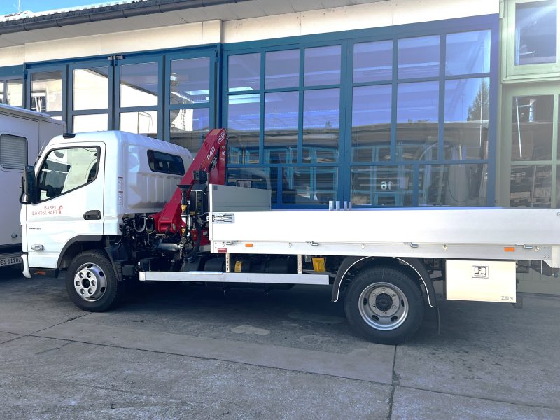 Nutzfahrzeug Mitsubishi Fuso Canter hergestellt von Wenger AG Basel Abteilung Pritsche/Kran/Werkzeugkiste